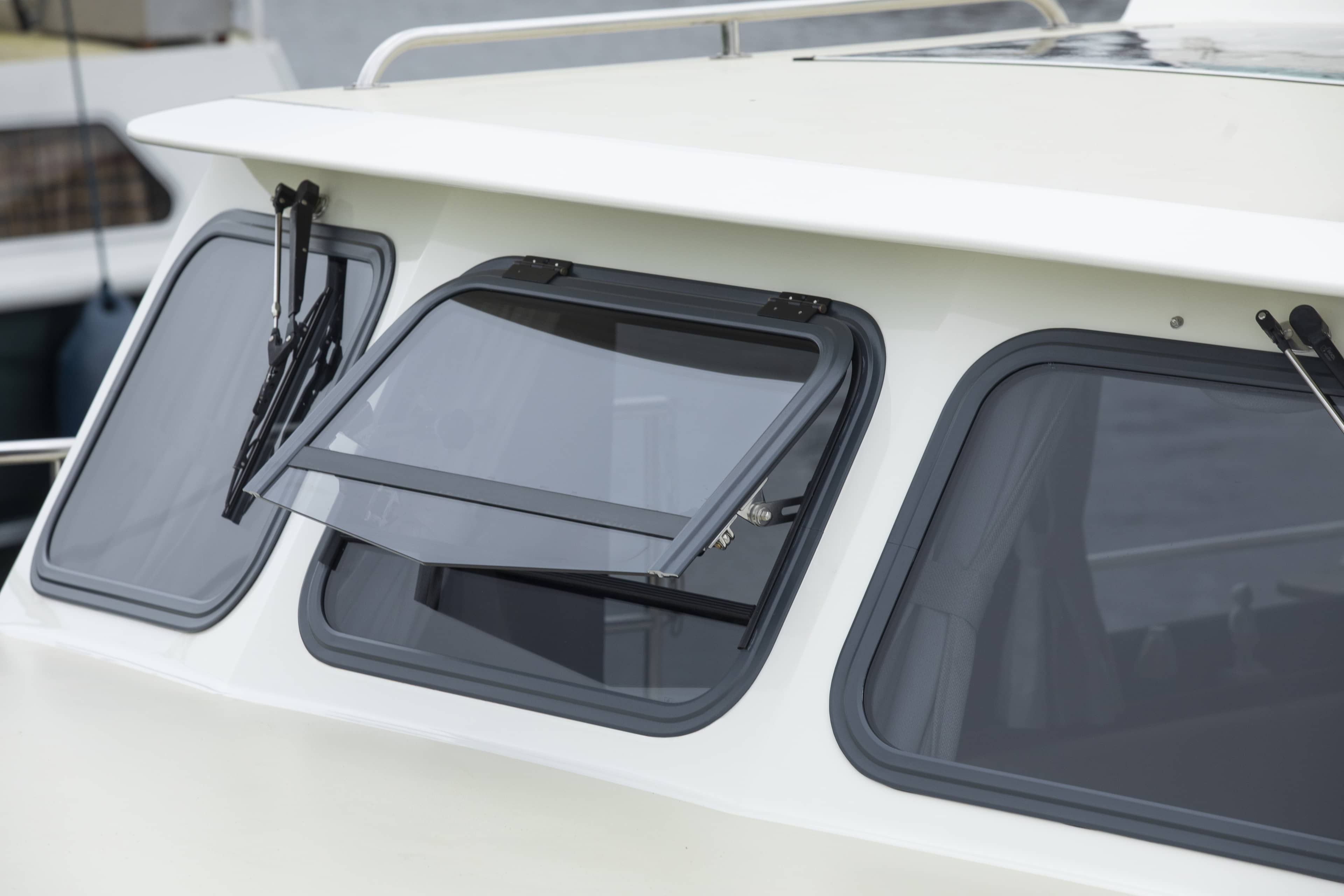 Fenêtres de bateau en plastique